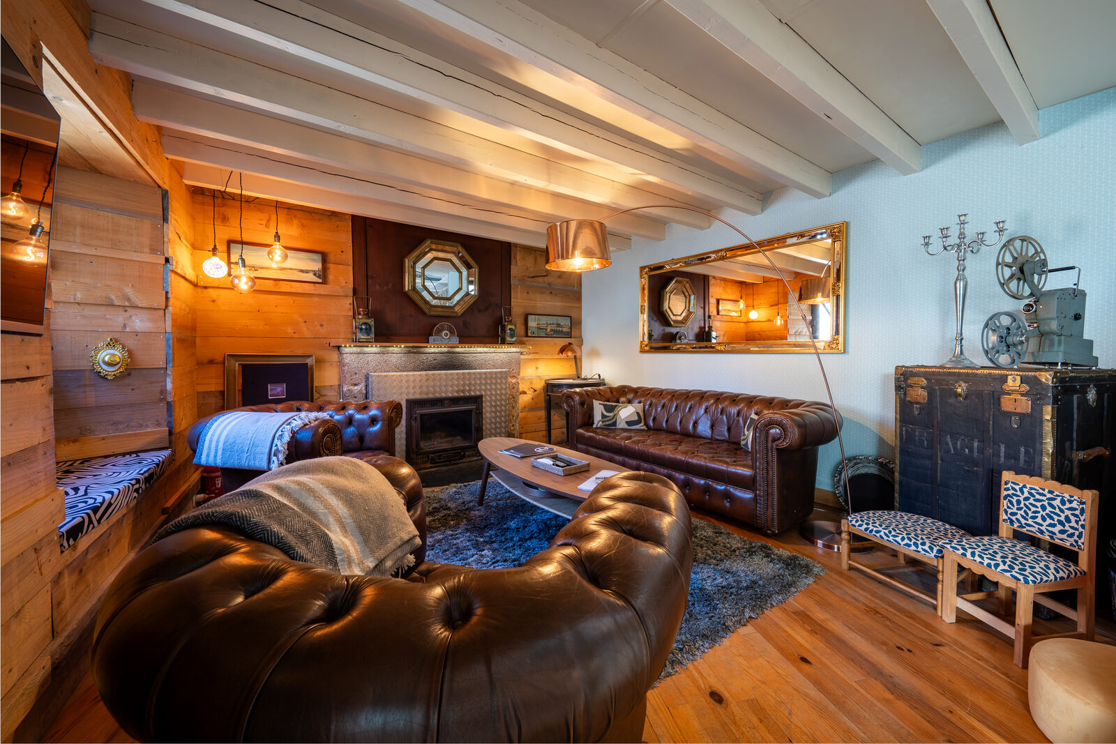 Intérieur d'un logement géré par TheGoodBnb dans le Cotentin — salon chaleureux avec canapés Chesterfield