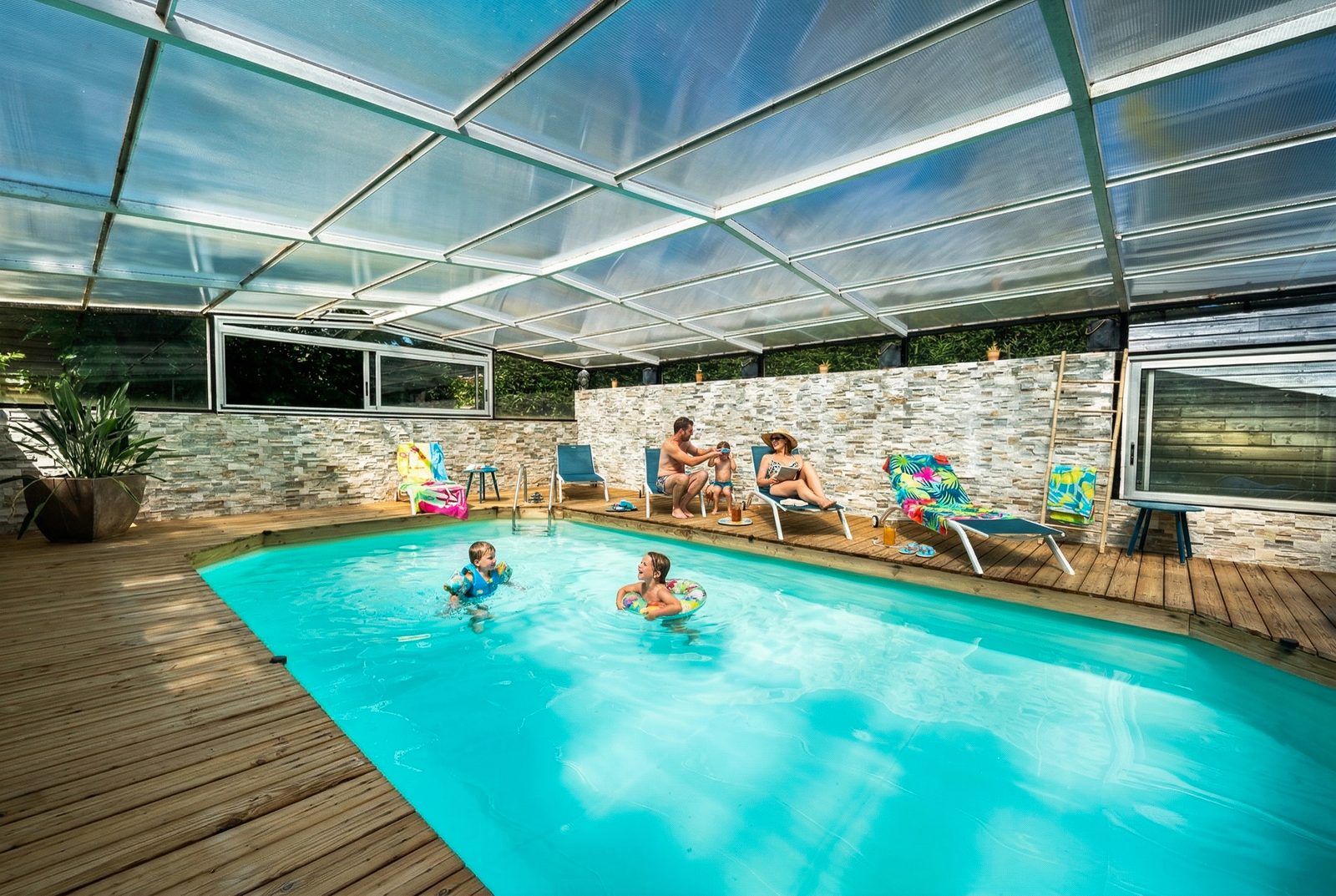 Maison avec piscine couverte chauffée gérée par TheGoodBnb dans le Cotentin — un atout majeur pour la location courte durée